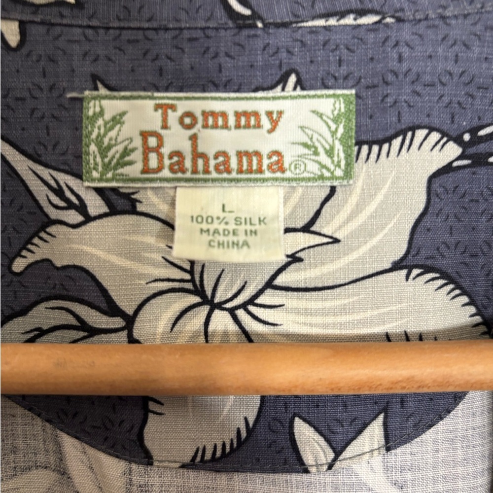 Tommy Bahama 100% silk Hawaiian style tie front button up sleeveless blouse - Picture 3 of 3